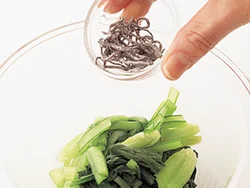 塩昆布を使えば、味つけが簡単になるうえ、食物繊維も豊富でヘルシーな副菜に。