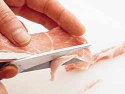 豚肉は、低カロリーなもも肉を使う。キッチンばさみなどで脂身を除くことで、さらにカロリーがダウン。
