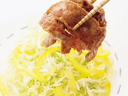 しょうが焼きをのせたたっぷりの生野菜が満腹感につながる。