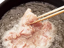 とり肉は小さく切るよりも、大きいまま揚げるほうが、ころもや吸油の量が少なくなり、カロリーダウンにつながる。