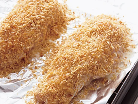いったパン粉をとり肉にまぶして魚焼きグリルで焼くとフライのようになる。エリンギの程よい水分でむね肉もパサつかない。