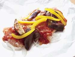 ホイルに包んで蒸し焼きにすることで、素材のうまみが凝縮した一品になり、むね肉もしっとり仕上がる。