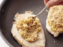 低カロリーだけど風味がよい粒マスタードが味の決め手。ペースト状にして肉にのせて焼くと、むね肉がしっとり仕上がる。