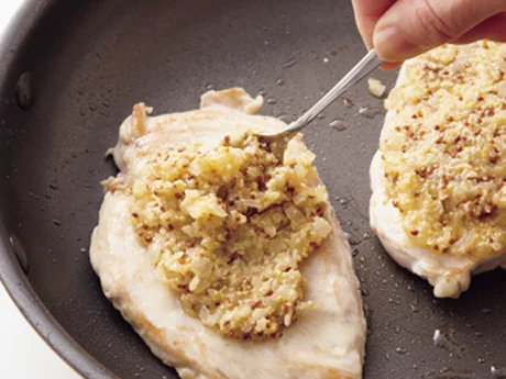 低カロリーだけど風味がよい粒マスタードが味の決め手。ペースト状にして肉にのせて焼くと、むね肉がしっとり仕上がる。