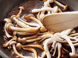 ソースにもきのこを使って、低カロリーだけど食べごたえのある一皿に。しめじを使うと、見た目のボリューム感も出る。