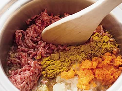 肉と野菜、カレー粉は、煮汁を煮立てたところに加える。こうすると、油で炒めなくても、うまみや風味を引き出せる。