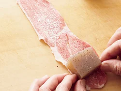 角切りにしたこんにゃくを豚肉で巻くだけで食べごたえがグンとアップ。煮汁にコクがあるので、こんにゃくに下味は不要。