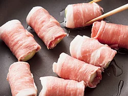 ねぎを巻いた豚肉は、揚げるのではなく、少量の油で表面をこんがり焼きつけることで、カロリーを抑えつつ、コクを出す。