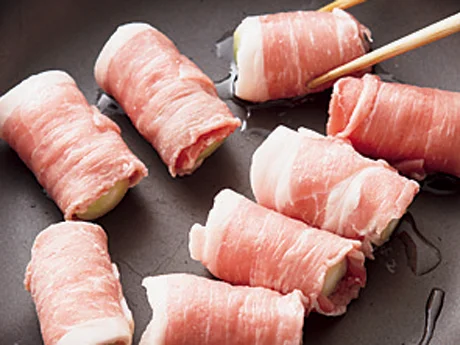 ねぎを巻いた豚肉は、揚げるのではなく、少量の油で表面をこんがり焼きつけることで、カロリーを抑えつつ、コクを出す。