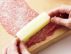 棒状に切った大根を牛肉で巻いてかさを出す。大根は電子レンジ加熱しておくと、やわらかく仕上がり、肉のうまみもなじむ。
