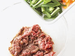 牛肉に調味料をもみ込んでおくと味にメリハリがつき、油が控えめでもおいしく仕上がる。肉は赤みが少し残る程度に加熱し、野菜を加えてもう一度加熱する。