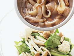 いかは、調味料をよくもみ込んでなじませておくと、淡泊な豆腐やきのこと一緒に電子レンジ加熱しても味がぼやけない。