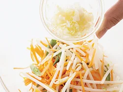 たっぷりの長ねぎとコク出しのごま油を少量混ぜたねぎだれで、シンプルなゆで野菜が風味豊かになる。