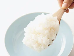 いつものどんぶりなら１人分約２００gのご飯を、21時以降に食べるときは、１００gに減らしてカロリーコントロールを。