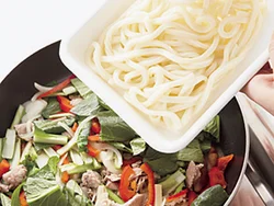 使う野菜の量や種類を多めにしてかさ増しすれば、うどんは２人分で大１玉でも、充分なボリュームに。