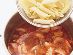 ペンネはロングパスタよりかみごたえがあり、少量でも満足感が得られる。さらにかみごたえのあるエリンギと合わせて。