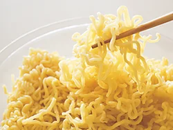 麺はあらかじめ電子レンジで温め、ほぐしておくと炒めやすい。