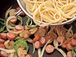 フライパンで具を炒め、ゆでたスパゲッティを加えて焼きつける。