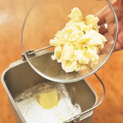 完全にさましたじゃがいもをパンケースに入れる。じゃがいものでんぷん質がふくらみをよくするので、ソフトな食感に。