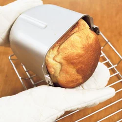 パンケースの底を片手で持ち、もう片方の手をパンに添えるようにして取り出す。パンの山をつぶさないように注意して。