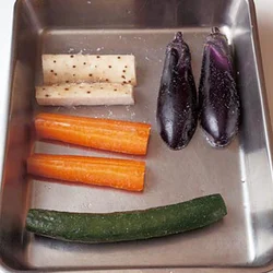 野菜は同じくらいの大きさに切って塩をふり、少しおいておくと、味がしみこみやすくなり、短い時間で漬かる。