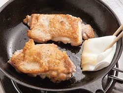 とり肉を焼くと出てくる余分な脂は、ペーパータオルで押さえて除くと皮がパリッと焼き上がる。