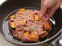 ひき肉だねは、丸くまとめたあとにフライパンに入れて広げると成形しやすい。指で軽く押さえて。