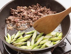 牛肉を炒めたら端に寄せ、あいたところでアスパラガスを炒めると、肉を取り出す手間いらず。