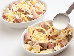マヨネーズを牛乳でのばすだけの簡単ソースでコク出しを。スプーンを使って全体にまんべんなくかけて。