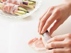なすは塩水につけ、下味をつけながら、しんなりさせる。さらに肉を巻きつけ、焼いているうちに肉のうまみを吸わせて。