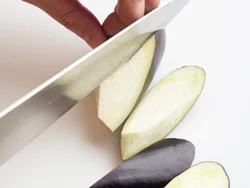 なすは水分が多く、意外と火の通りが遅い野菜。細めの乱切りにして断面を大きくすれば、火の通りがよくなる。
