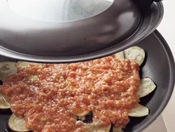 放射状のなすの上に肉だねを広げ、酒を加えて蒸し焼きに。酒を入れると風味がよくなり、ジューシーな仕上がりに。