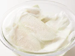 電子レンジ加熱だとアクが出やすいので、水につけてアク抜きする。水から出ないように、ペーパータオルをかぶせて。