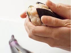 肉だねは切れ目の奥へ詰めたあと、両手でなすを包み、ぎゅっと押し出すようにして成形すると、きれいにできる。