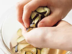 塩水につけておいたことでなすに塩味がついて、このまま食べても充分おいしい。
