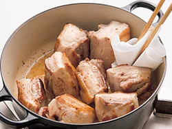 豚肉はこんがり焼きつけてから煮る。余分な脂がたっぷり出てくるので、ペーパータオルでふき取る。