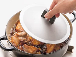 かたまり肉は、全体に火が回るように、鍋より一回り小さい、別の鍋のふたで落としぶたをして煮る。
