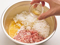 黒酢はソースだけでなく、肉だねのほうにも加えると、風味よく仕上がる。