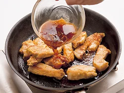 たれは肉を焼いたあとに加えてからめる。肉が卵でコーティングされているので、味がからみやすい。
