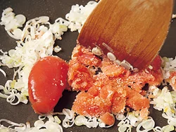 たらこは薄皮を除かず、そのまま加える。形が残るように、木べらで粗くほぐして炒めると、たらこのおいしさをより楽しめる。