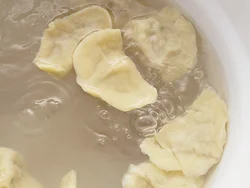 黒酢(または酢)大さじ３、おろしにんにく小さじ１、粗びき粉とうがらし小さじ1/4、しょうゆ少々を混ぜたたれがベストバランス!