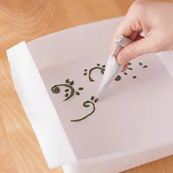 まず茎の線を描き、葉の部分を外から茎側に向かって描く。