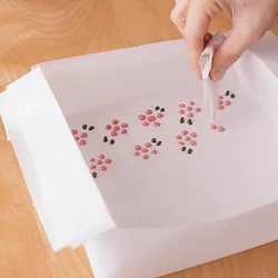 ピンク生地で6つ丸を描いて花にし、外から花に向かって、緑生地で葉を描く。