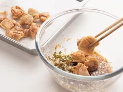 とり肉は揚げて油をきり、熱いうちに薬味だれにからめると、味がしっかりとなじんでおいしい。