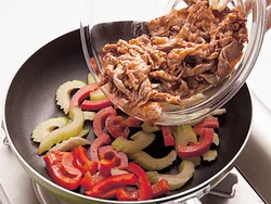 牛肉は炒めすぎるとかたくなるうえ、下味のケチャップで焦げやすいので、一度取り出して仕上げに戻し入れる。