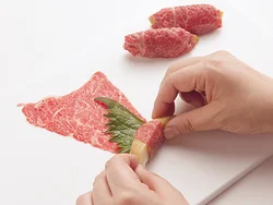 牛肉１枚を広げ、しそとじゃがいも各１切れを手前に置いてくるくる巻く。牛肉が小さければ、２枚つなげても。