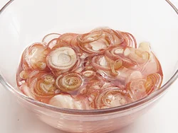 みょうがは10分ほどすし酢に漬けると酢に香りが移り、すし飯にもみょうがの香りが移ってさっぱりした後味に。