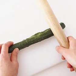 きゅうりはめん棒の持ち手のほうで軽くたたくと、粉々になることがない。
