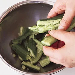 めん棒でたたいたあと、手で割る。包丁で切るよりも、味がしみやすくなる。