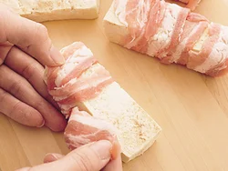 薄切り肉を豆腐に巻きつけるとボリュームが出て、肉のうまみが豆腐になじむ。